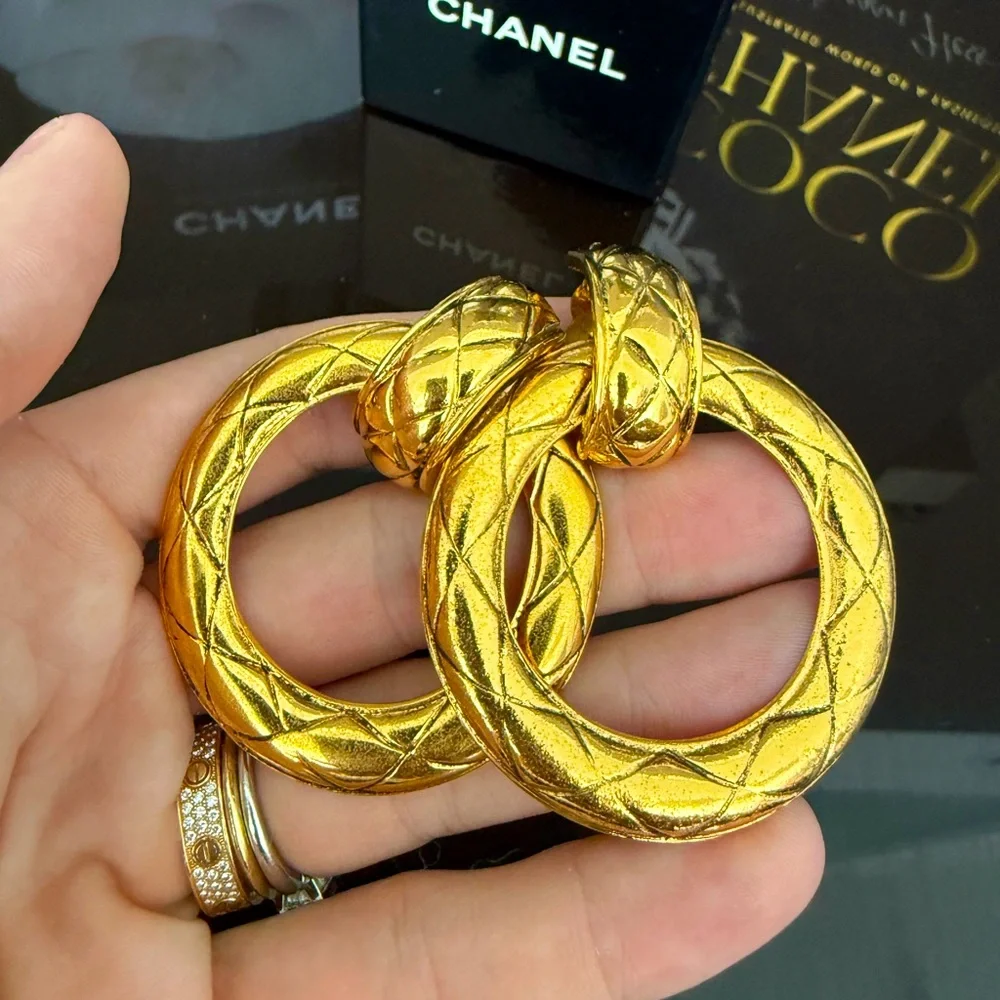 LOT 2137 24K gold plated CHANEL vintage clip on earrings